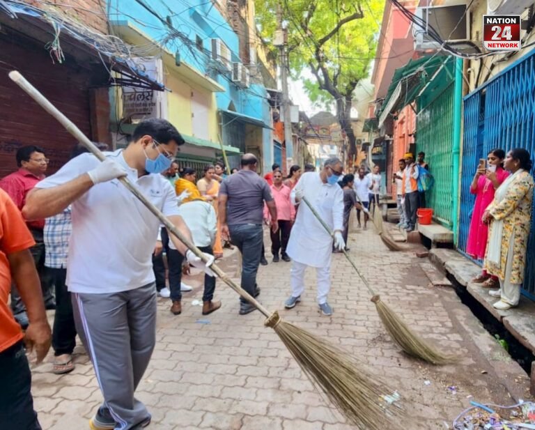 UP News : जौनपुर में ‘स्वच्छता ही सेवा’ अभियान, खेल मंत्री गिरीश चंद्र यादव ने हनुमान घाट पर चलाया स्वच्छता अभियान